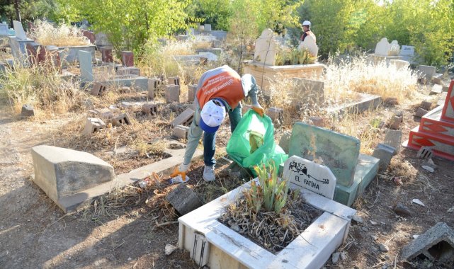 Kurban Bayramı öncesi mezarlıklar temizlendi
