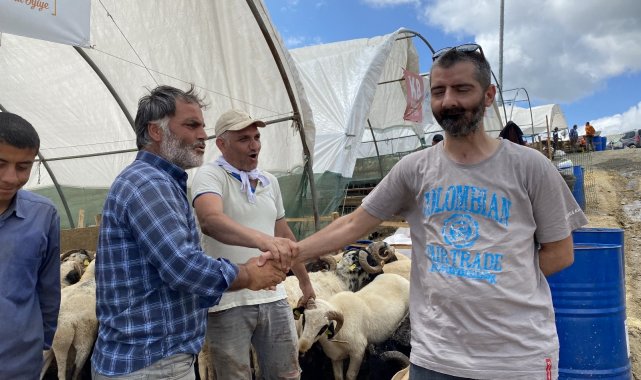 Kurban çadırları bir yandan toplanırken bir yandan pazarlıklar sürüyor