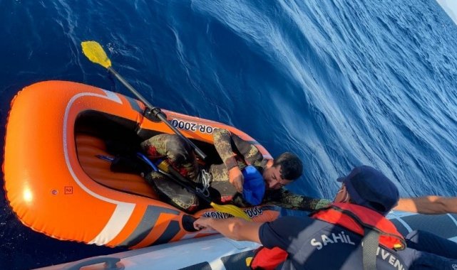 Lastik botta mahsur kalan göçmen kurtarıldı