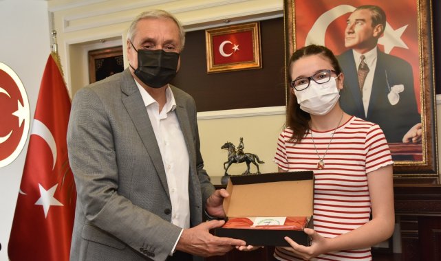 LGS'de dereceye giren öğrencilere tablet hediye edildi