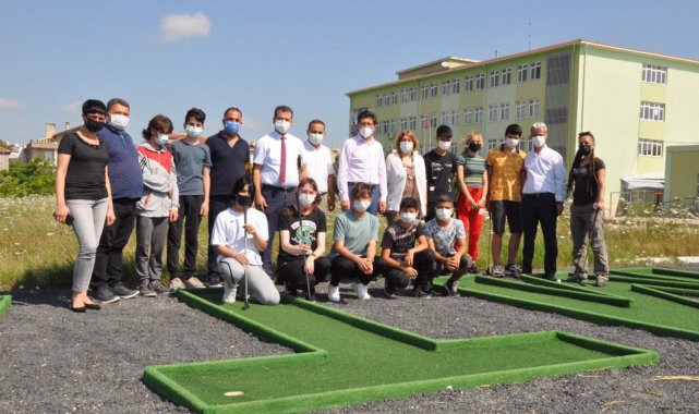 Liselilerin mini golf etkinliği