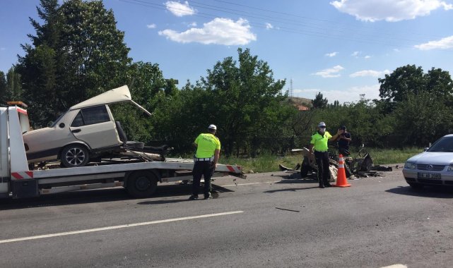Makas atan otomobil ortadan ikiye bölündü: 1 ölü, 10 yaralı
