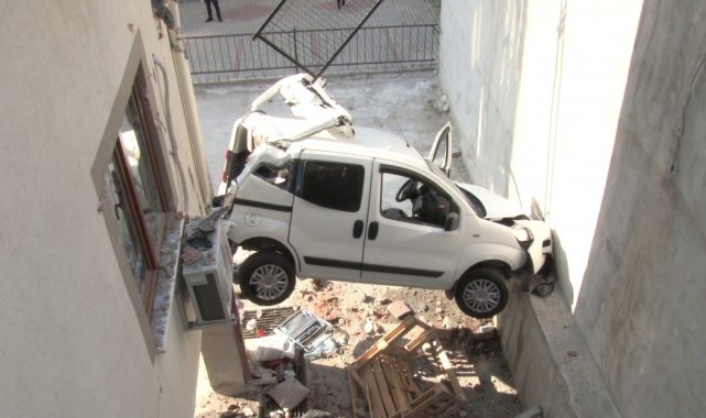 Maltepe'de fren yerine gaza bastı, 5 metreden aşağı uçtu: 1 ağır yaralı