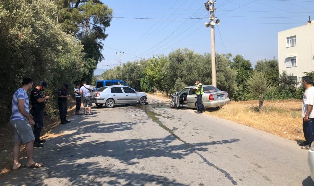 Manavgat&#039;ta iki otomobil kafa kafaya çarpıştı: 4 yaralı