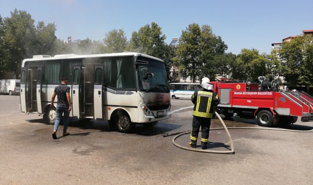 Manisa&#039;da park halindeki servis minibüsü yandı