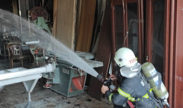 Marangoz atölyesindeki yangını itfaiye büyümeden söndürdü