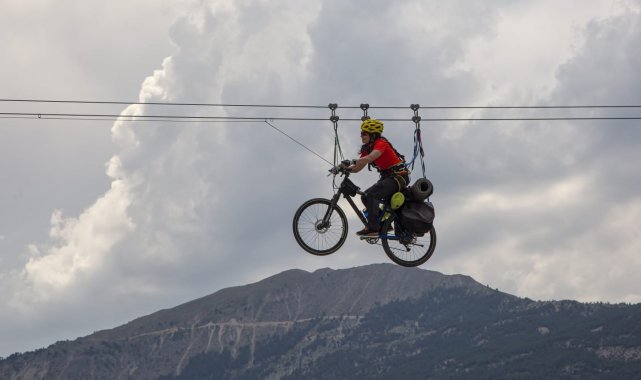 Metrelerce yükseklikte bisikletiyle Zipline yaptı