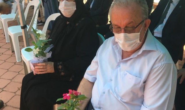 Mezar ziyaretine gelen şehit aileleri çiçeklerle karşılandı