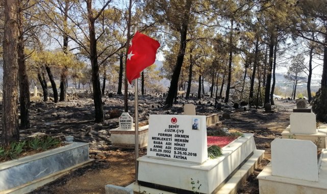 Mezarlık yandı, şehidin mezarı ve bayrak sapasağlam ayakta kaldı