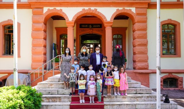 Minik öğrenciler çizdikleri resimleri başkan amcalarına hediye ettiler