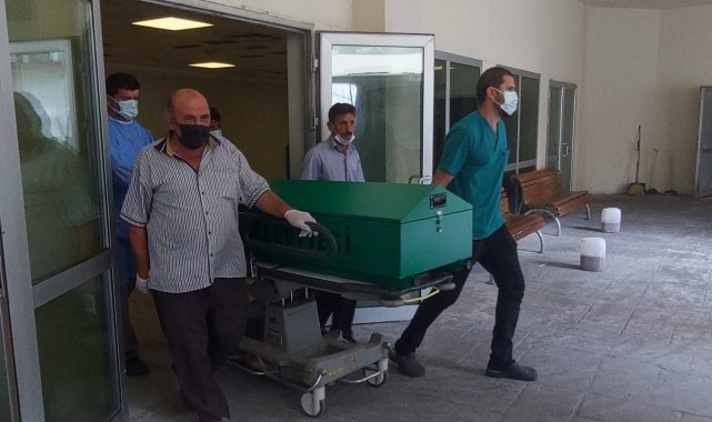 Oksijen tüpüne bağlıyken sigara içmek isteyince canından oldu