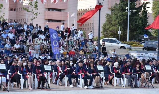 OMÜ Fen Edebiyat Fakültesi&#039;nde mezuniyet heyecanı