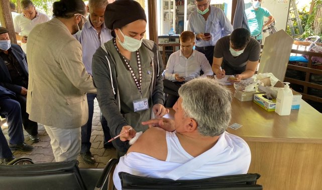 Önce bayramlaştılar, sonra aşı oldular