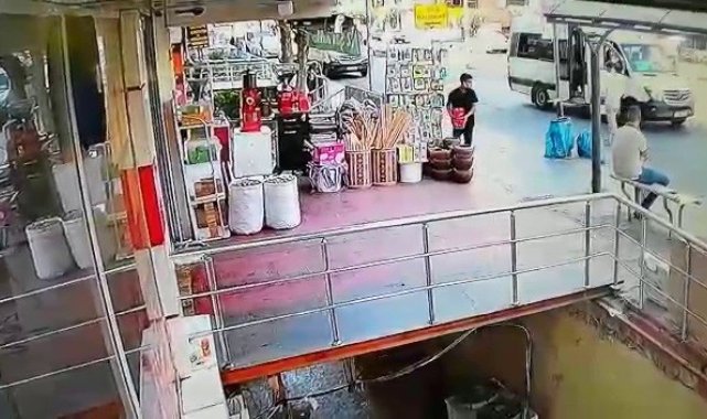 Önce etrafı kolladı, sonra kahve kutularını alıp kaçtı