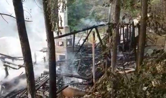 Ormanlık alandaki ahşap restoranda çıkan yangın panik oluşturdu