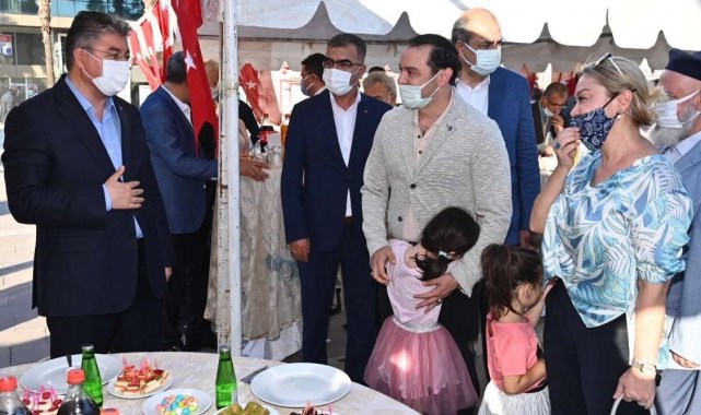 Osmaniye'de protokol üyeleri vatandaşlarla bayramlaştı