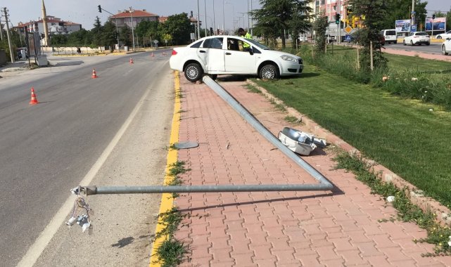 Otomobil aydınlatma direğine çarptı: 2 yaralı