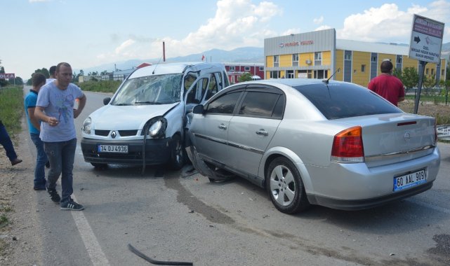 Otomobil ile hafif ticari araç çarpıştı: 3 yaralı