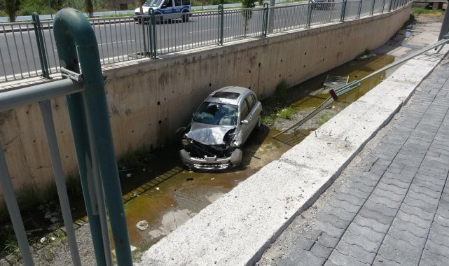 Otomobil kanala uçtu: 1 yaralı