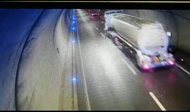 Otomobil ve çekicinin çarpışması güvenlik kamerasına yansıdı