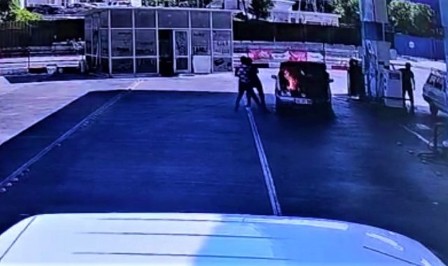 Otomobilin motor kısmı yakıt dolumu sırasında alev aldı