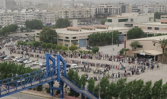 Pakistan&#039;da vatandaşlar Covid-19 aşı merkezinde yüzlerce metrelik kuyruk oluşturdu