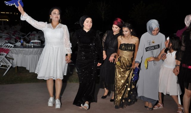 Pandemide sıkılan kadınlar matinede kurtlarını döktü