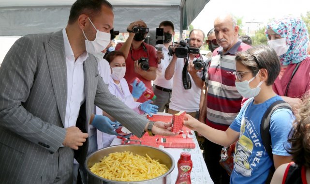Patatesi ile meşhur Niğde&#039;de vatandaşlara patates kızartması dağıtıldı