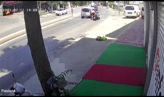 Pendik'te otomobilin sıkıştırdığı motosikletlilerin kaza yaptığı anlar kamerada