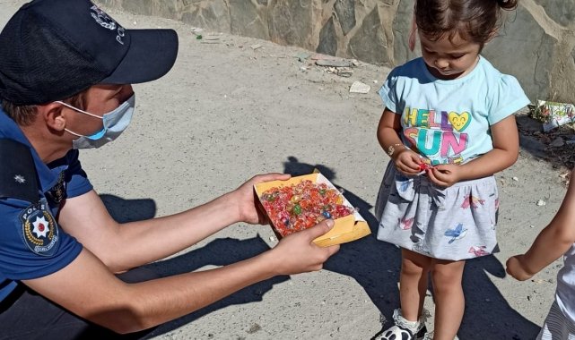 Polis ekiplerinden çocuklara bayram şekeri