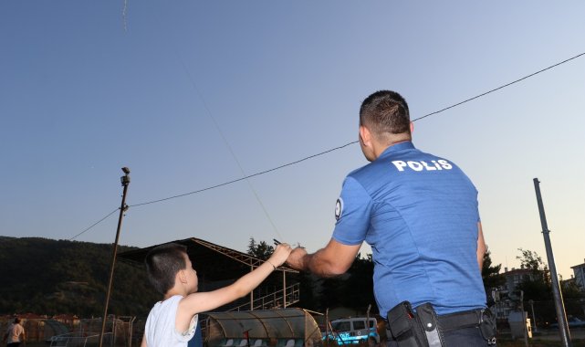 Polis memuru çocuğa yardımcı oldu, uçurtması gökyüzünde süzüldü