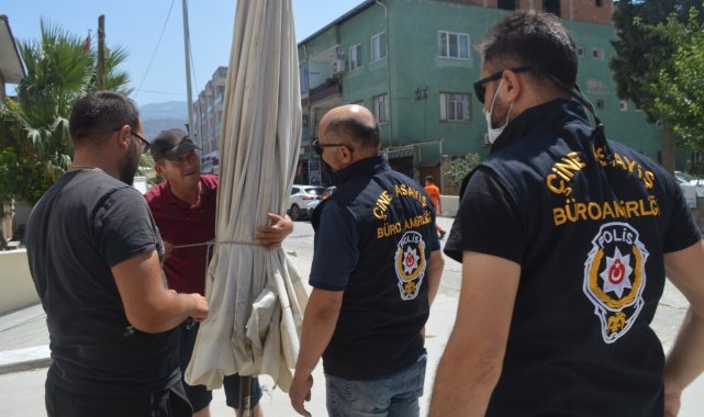 Polis şemsiyeyi buldu, karpuzcu mutlu oldu