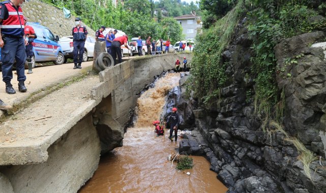 Rize merkeze bağlı Muradiye beldesinde selde kaybolan şahsı arama çalışmaları dere içinde sürdürülüyor