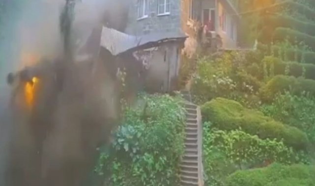 Rize'de sel ve heyelan anı güvenlik kameralarını böyle yansıdı