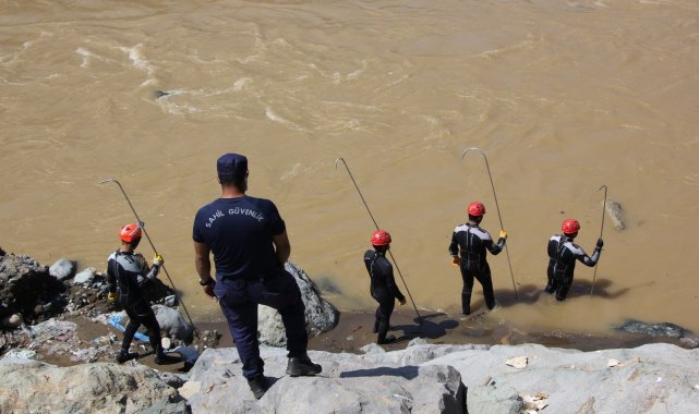 Rize&#039;de yaşanan sel sonrası Güneysu Deresi&#039;nde kayıp arama çalışmaları devam ediyor