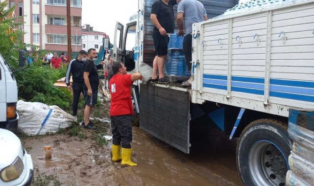 Rize'deki selzedelere destek olan Kızılay Artvin'e de uzman ekiplerini gönderdi