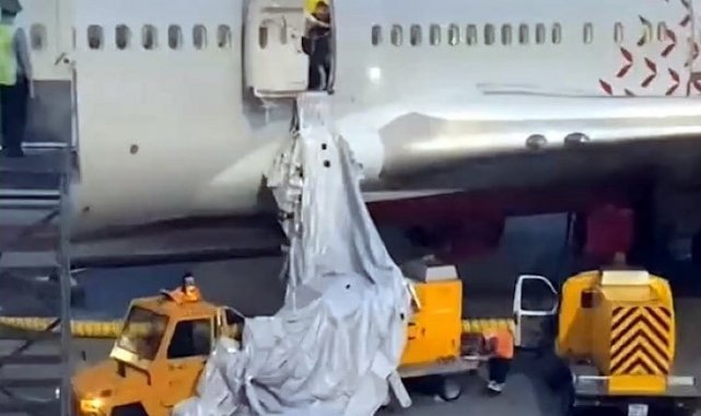 Rusya'da akıl almaz olay: Nefessiz kalan yolcular uçağın acil çıkış kapısını açtı