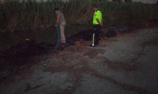 Samandağ'da otluk yangınını polisler söndürdü