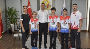 Şampiyon karateciler mutluluğunu Başkan Erdoğan'la paylaştı