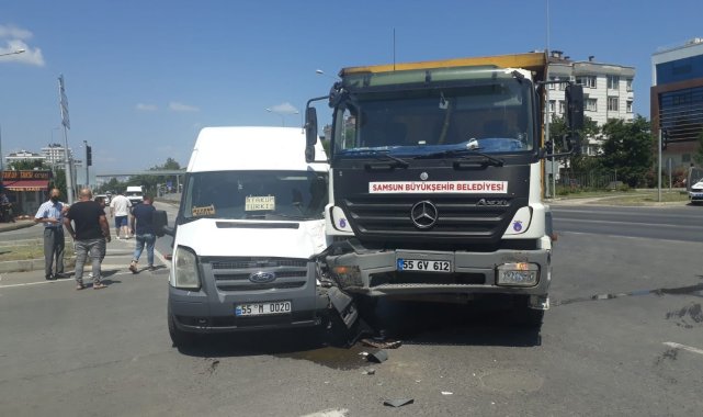 Samsun'da dolmuş minibüs ile kamyon çarpıştı: 2 yaralı