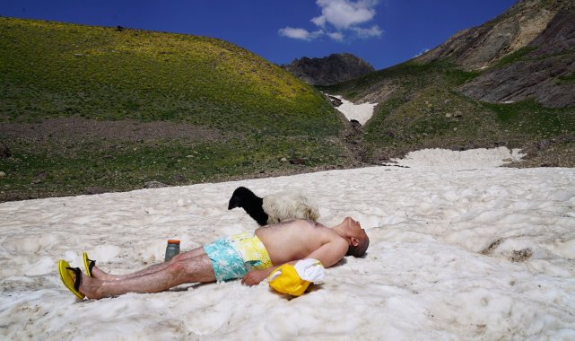 Sanatçı Aydın Aydın Cilo-Sat Dağları&#039;nda kar ve çamur banyosu yaptı
