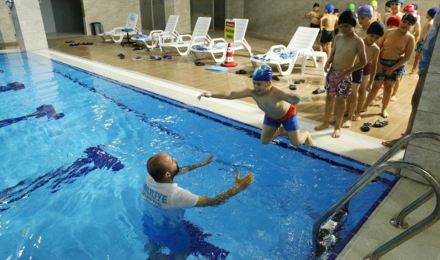 Şanlıurfalı çocuklar hem serinliyor hem de yüzme öğreniyor