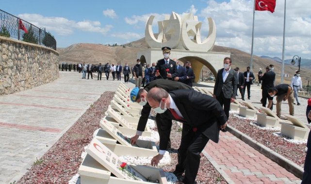 Şehit mezarlarına karanfil bırakıldı