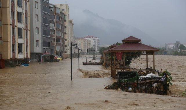 Sel sonrası göle dönen Artvin&#039;in Arhavi ilçe merkezi havadan görüntülendi
