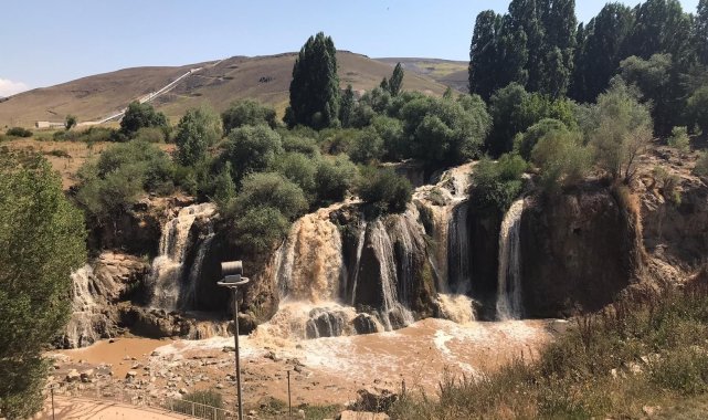 Sel suları şelaleyi coşturdu