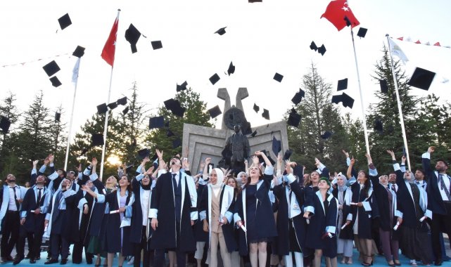 Selçuk Üniversitesinde genç diş hekimleri diplomalarını aldı