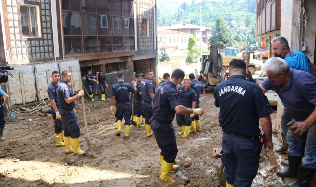 Selin vurduğu Rize'nin Güneysu ilçesinde jandarma ekipleri temizlik çalışmalarına destek veriyor