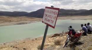 Serinlemek için gölete giren çocuk boğuldu