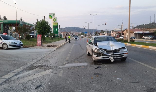 Seyir halindeki otomobil öndeki araca çarptı; 2 yaralı