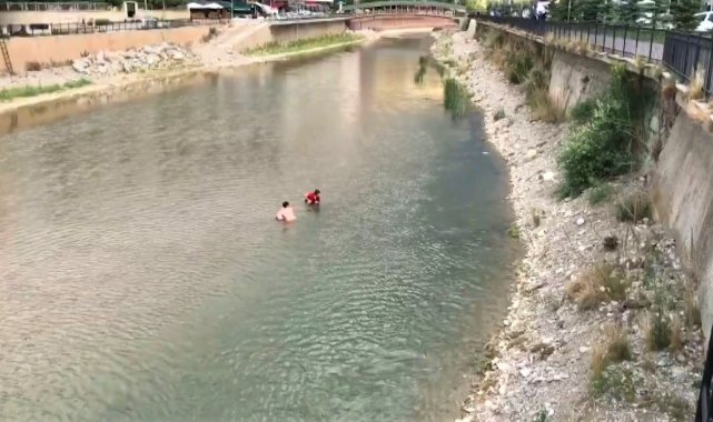 Sıcaktan bunalan çocuklar Çoruh'ta serinliyor